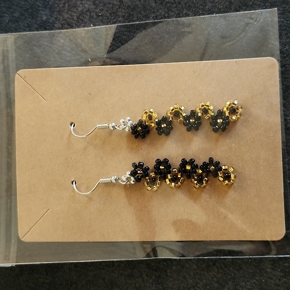 Handcrafted Beaded Daisy Earrings - Picture 5 of 5